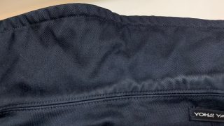 濃い色のジャケットの襟元が擦れや汗が原因で変色して白くなっていたり赤くなっていたりはしていませんか？