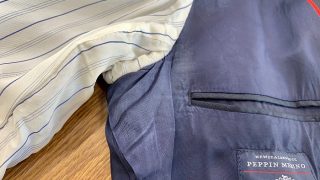 1度しか着用していないお洋服でも汗をかいていない様に感じても関節部分の摩擦が起きやすい裏地等は色素が抜けたり変色してしまいます