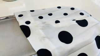 急いでいる時に起こりやすいのですがクルマに乗る時にはお洋服の裾をドアに挟んでしまわない様に注意致しましょう