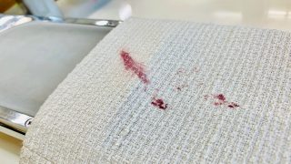 マニキュアがお洋服に付いてしまった時に想像出来るのは除光液を使えばマニキュアを取り除けると言う考えですがお洋服相手には危険なのです