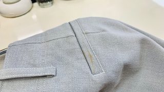 ポケット周りは物を入れたり手の出し入れの頻度が多く摩擦や皮脂汚れにより生地や色が変化しやすく色が剥げてきたりも致します