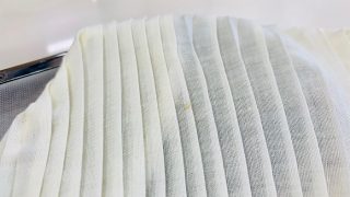 お家での染み抜きでお洋服に酸素系漂白剤を綿棒等でピンポイントに使った後には必ずシッカリと濯ぎましょう