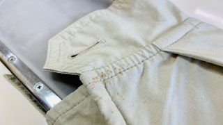 インク以外の赤い色や黄色い色のシミは時間が経ってから出て来たシミや変化したシミが多いのです