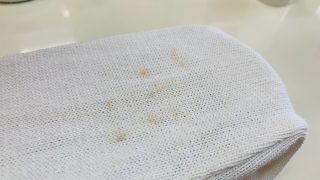 食べこぼしが付いたり飲み物が付いたりして応急処置もそこそこに時間が経ってしまいますとシミは変化致します