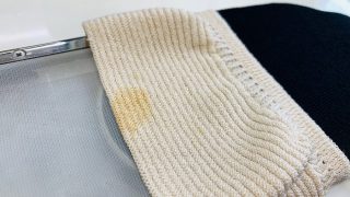 淡色素材のお洋服に付いている濃い色の黄色いシミは取り除く時に色素も無くなり色が薄くなってしまう場合があります