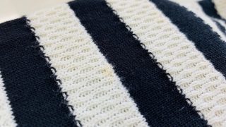 黒と白のボーダー柄ニットに黄色いシミを発見したけど黒い部分の色が薄くなりそうで漂白が出来ないのか