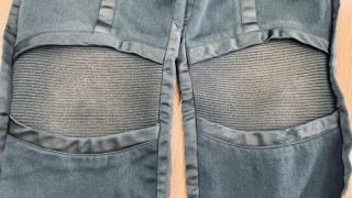濃色パンツの膝部分の色が抜けてしまった様に赤っぽくなってしまっているのですが直す事は可能ですか？