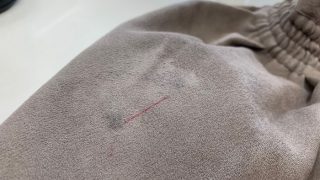 起毛素材のパンツに付いてしまった赤いインクで少し触ってしまいましたが取り除く事は可能ですか？