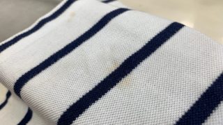 お洋服の綺麗を保ちたい場合には「着たら洗う」という事を心掛けて出来るだけ早めにクリーニング＆シミ抜きを行いましょう