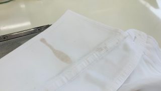 何時？何処で？付いてしまったのか特定は出来ないシミでも基本的には生地さえ傷んでいなければ染み抜きは可能です