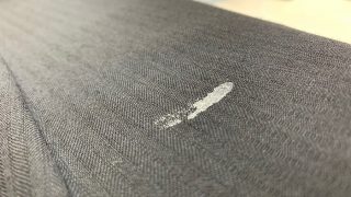 瞬間接着剤は便利ですがもしもお洋服に付いてしまった場合にはお家での処置では取り除く事は困難です