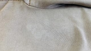 汗等の影響により時間が経って変色してしまった場合に直す為には生地の色修正（染色補正）が必要になってきます