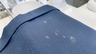 食べこぼしのシミは気が付かない状態で時間が経ってしまいますとお洋服の色を変化させてしまうかも知れませんよ