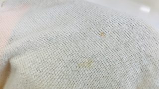 お家でのお洗濯で取れない黄色いシミは普通のコースでクリーニング屋さんに出しても取れない事が多いです