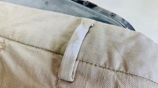 お洋服の生地や色が傷んでおりますとシミを取り除いた時に一緒に色素も無くなり色が薄くなってしまう場合があります