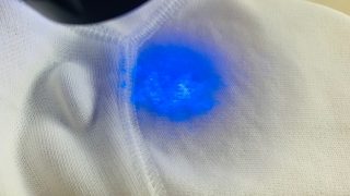 お洋服の汚れを取ろうとしてよく落ちると噂の固形せっけんを部分的に付けたところが白くなってしまった