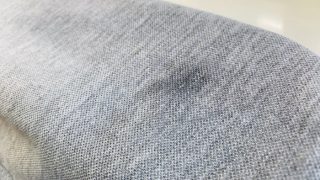 「擦ってはいけないシリーズ」お家でお洋服の油汚れなどをお洗濯する時についついしてしまいがちなのが擦ってしまう事です