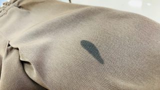 淡色のお洋服で糸が細く傷つきやすいデリケートな生地にインクが付いてしまったら過度の応急処置は避けましょう