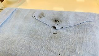 ポケットに入れていたペンの先部分が取れて中にあるインクの詰まった芯から大量にインクが出て来てしまった