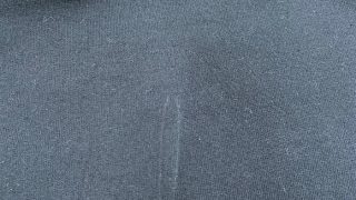 お洋服を車のドアに挟んでしまい生地目がずれたり繊維が潰れてしまってもある程度までなら回復出来るかも知れませんよ