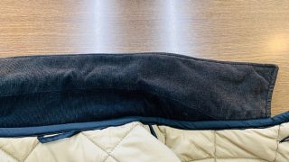 濃い色コーデュロイジャケットの襟元が汗で変色してオレンジ色になってしまった