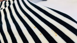 浮き出てきたシミは時間を掛けて劣化してきておりますので表面の色も生地も傷んでいる可能性が高く簡単には取れにくい