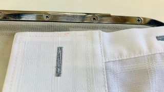 ハンコ用の朱肉はボールペンのインクよりも取れにくいのでお洋服に付かない様に取り扱いには十分に注意致しましょう