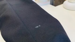 お洋服に付いてしまったコーキング剤でも少量なら十分に取り除ける可能性がある事をお伝え致します