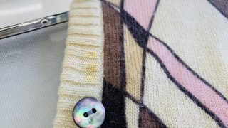 かなり古いお洋服に付いている汚れでもシミでも取り除く事が可能かも知れませんよ