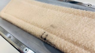 冬に車を乗り降りする時に気を付けたい事はお洋服のベルトや裾などの長い部分をドアに挟んでしまう事です