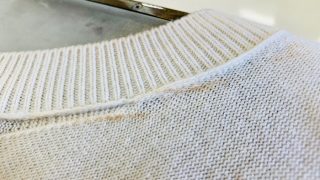 落ちにくい崩れにくいファンデーションはお洋服に付いた時にもやはり洗っても落ちにくい訳です