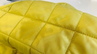 お家で洗えるお洋服で何度洗っても濡れているように見えるシミが落ちないのは落ちにくい油汚れかも知れませんよ
