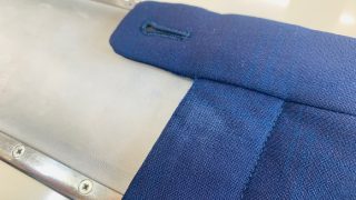 お洋服のホックやチャック等のある少し膨らんでいる部分はどうしても擦れる為に色が剥げてしまう事があります