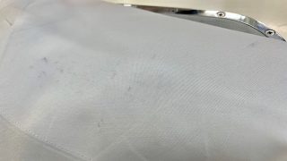 お家で洗えばソコソコは綺麗になるのに最後まで残ってしまう取れない黒い汚れは水に溶けない固形物質