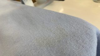 古いウールの生地にずっと落ちずに付いている数年前の黄ばみやシミでも落ちる可能性はありますよ