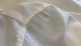 お洋服に何度洗っても付いている洗っても洗っても取れない汚れやシミって何故落ちなのでしょうか？