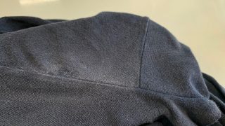 お気に入りの黒いプリントＴシャツの脇部分がスレや汗で傷んで白くなってしまったけど直せますか？