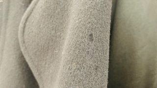 黒いコートの襟元に虫害による虫食いを見つけたけど何とか出来るのかを教えて欲しいとのご相談をお受け致しました