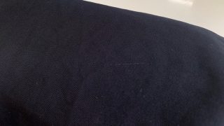 濃い色のお洋服に白い筋が入ってしまいました擦れや傷が原因で変色して白くなってしまっても元に戻せますか？