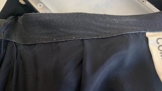 黒い濃色スカートの腰回り生地の色が白くなってしまっていても直す事は可能ですか？