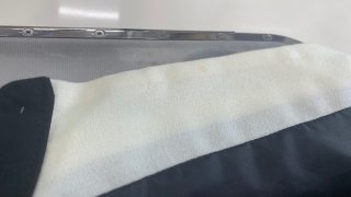 お洋服に食べこぼし等の外部要因で付いてしまう場所で気が付きにくいのが前立ての部分です