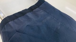 袖口の裏地は皮脂汚れにより黄色く変色して汚れている事が多いのです