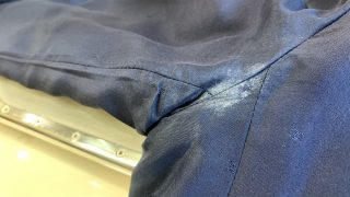 お洋服の裏地は汚れが蓄積しやすく擦れ等で生地が滑脱したり穴が空いたり致しますのでたまにはチェック致しましょう