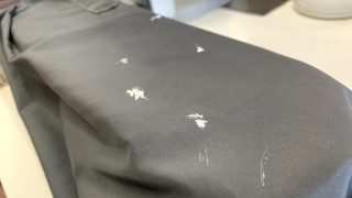 ペンキやインクのシミが付いた時にどうして良いか分からない場合には焦らず触らず先ずはご相談下さいませ