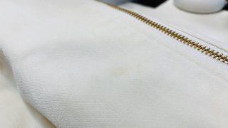 黄色くなって見える時間が経ったシミは付いてしまった汚れが変化してしまっているのでピンポイント染み抜きが必要です