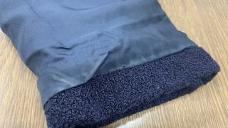 着用サイクルが早いと衣類にダメージが起こり袖口は黄色くなったり色が抜けたり擦り切れが発生致します