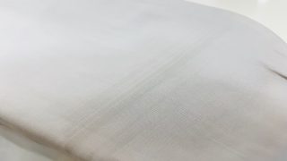 繊維の筋に沿って濡れた様に色が濃く見えるシミは油の様なシミなのかも知れません