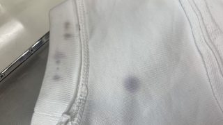 もしもお洋服に毛染めが付いてしまったらそんな時には触らずに持って来て頂くと取れやすいです