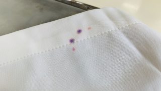 白衣に付いてしまったインクの染みは触らない方が取れ易いので逆に触った部分だけ残る場合があります