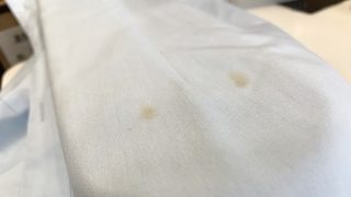 何かは分からないですが赤いシミがお洋服に浮き出てきたけど取り除く事は可能ですか？